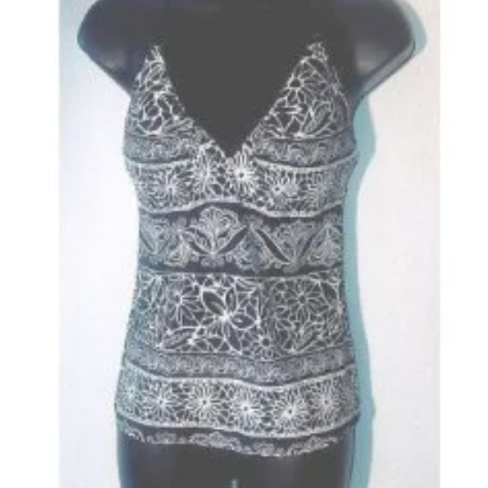 Tankini top ** Black and white floral design in size 8 by Simply Swim.